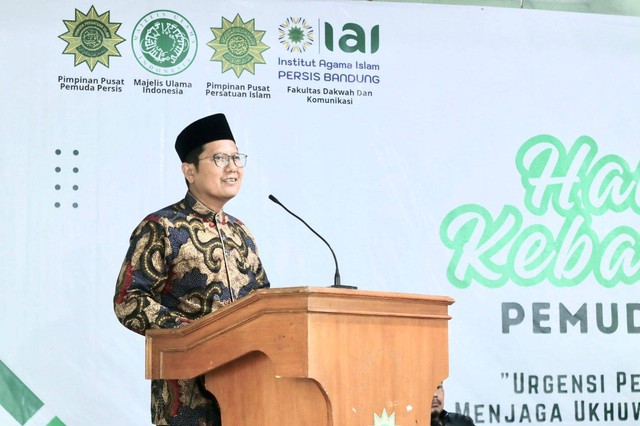 KH Cholil Nafis menjadi pembicara di acara Halaqah "Urgensi Peran Da'i Pemuda Dalam Merajut Ukhuwah di Tahun Politik" yang diselenggarakan oleh Pemuda Persis di Kampus IAI Persis, Bandung. Foto: Dok. Istimewa