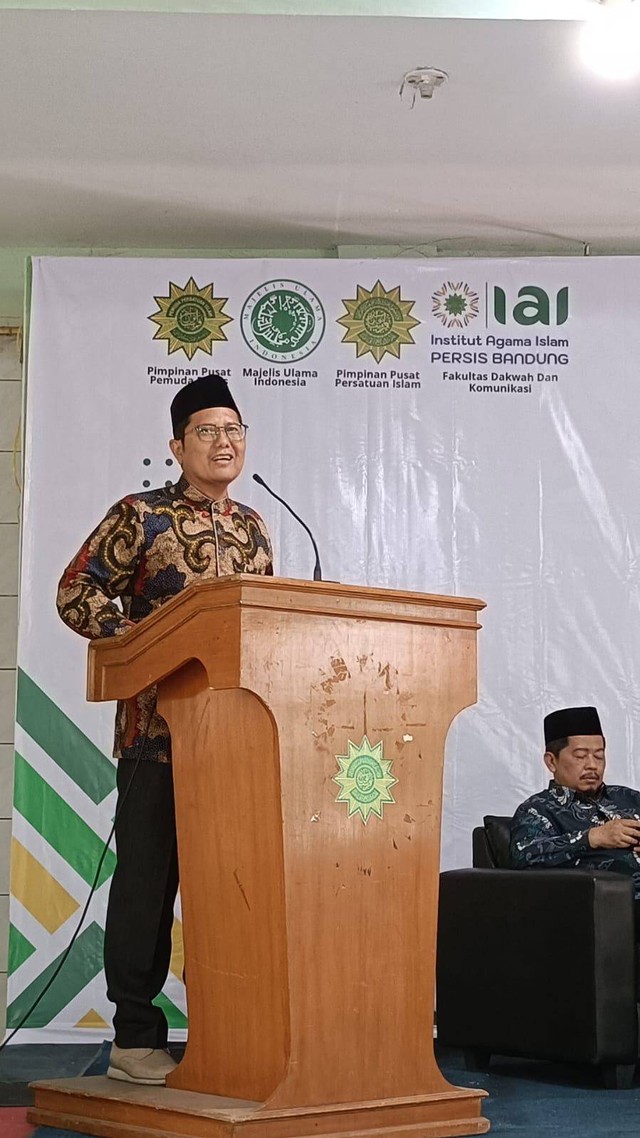 KH Cholil Nafis menjadi pembicara di acara Halaqah "Urgensi Peran Da'i Pemuda Dalam Merajut Ukhuwah di Tahun Politik" yang diselenggarakan oleh Pemuda Persis di Kampus IAI Persis, Bandung. Foto: Dok. Istimewa