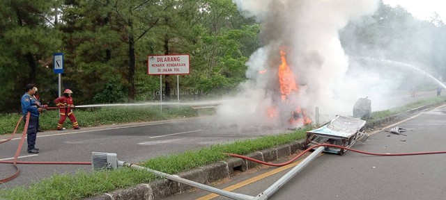 Alphard terguling dan terbakar di pintu masuk Tol Bintaro. Foto: Dok. Istimewa