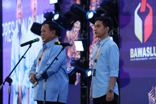 Prabowo Subianto dan Gibran Rakabuming Raka menghadiri Rapat Koordinasi Nasional Penegakan Hukum Terpadu (Rakornas Gakkumdu) di Hotel Grand Sahid, Sudirman, Jakarta, Senin (27/11/2023). Foto: Dok. Istimewa