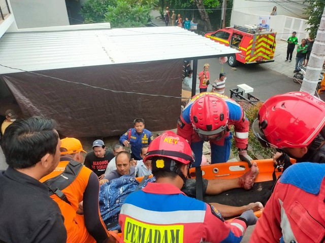 Damkar mengevakuasi dua pekerja bangunan yang tertimpa tembok roboh di Kebayoran Baru, Jakarta Selatan, Senin (27/11/2023). Foto: Dok. Istimewa