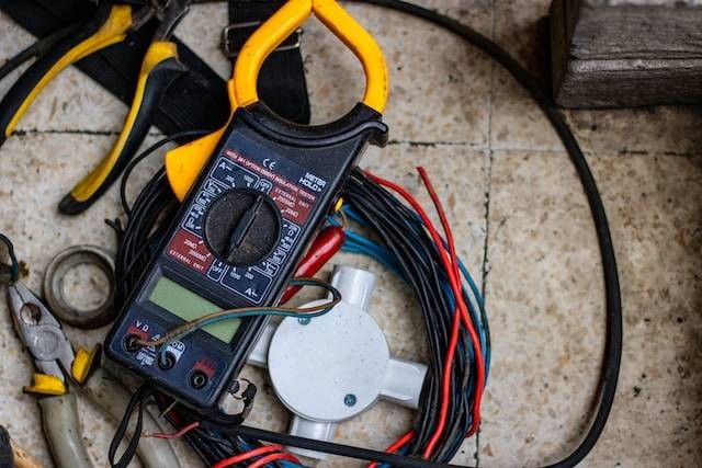 Ilustrasi jenis-jenis alat ukur listrik dan elektronika, sumber foto: unsplash.com/Hobi industri