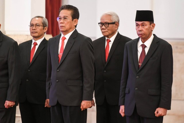 Pimpinan KPK Nawawi Pomolango (kanan), Johanis Tanak (keduua kiri), dan Alexander Marwata (kiri) bersama anggota Dewan Pengawas KPK Harjono (kedua kanan) menghadiri pengucapan sumpah jabatan Ketua KPK oleh Nawawi Pomolango di Istana Negara, Jakarta. Foto: Hafidz Mubarak A/Antara Foto