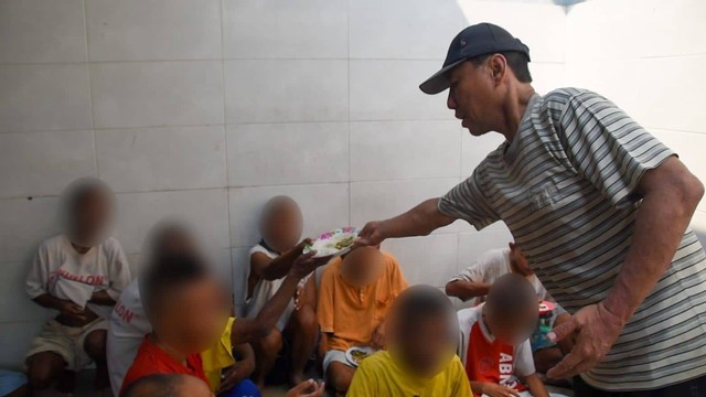 AB saat menjalani sanksi sosial di Liponsos Keputih Surabaya. Foto: Dok. Diskominfo Surabaya