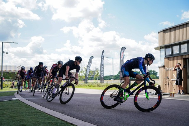 Ilustrasi lokasi Jakarta Internasional Velodrom. Sumber: Unsplash/ Yomex Owo.