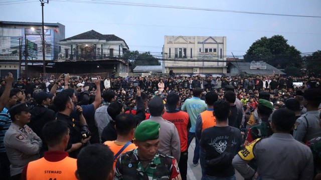 Bentrok bobotoh Persib dengan petugas keamanan di Stadion Indomilk Arena Tangerang, Minggu malam (26/11/2023). Foto: Dok. Istimewa
