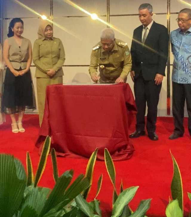 Pj Gubernur Kalbar, Harisson Saat Meresmikan Hotel Alimoer. Foto: Yulia Ramadhiyanti