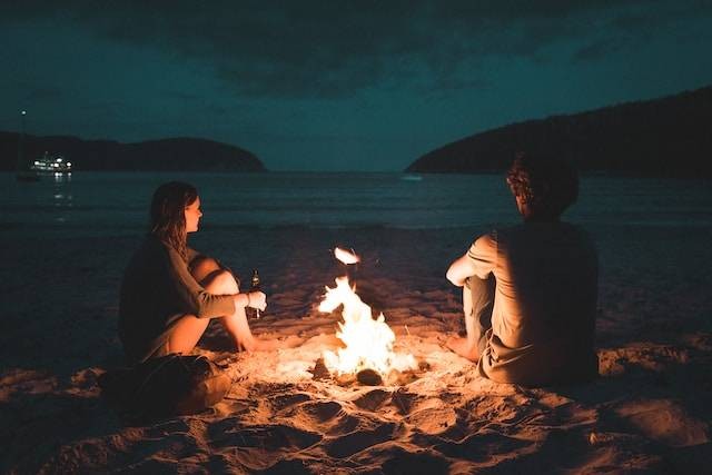 Ilustrasi tanda cowok naksir, tapi pengen kamu yang ngejar. Foto: Manuel Meurisse/Unsplash