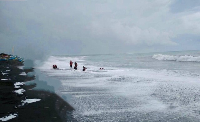 Pemandangan Pantai Dampar dan beberapa perahu nelayan (Dokumentasi Pribadi)