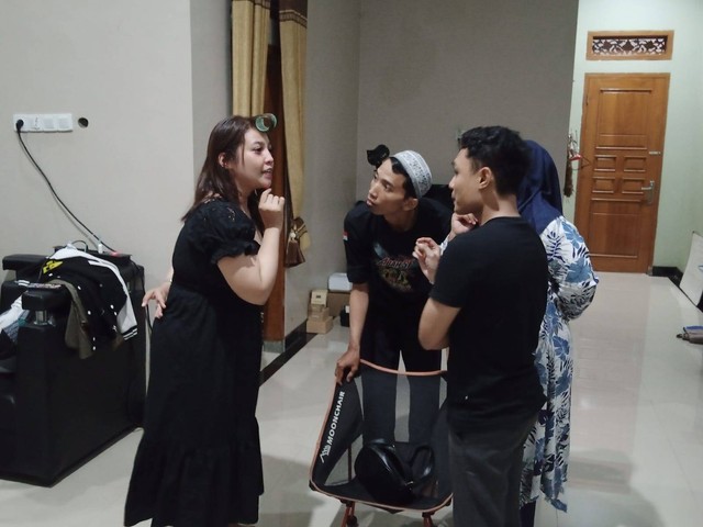 Sejumlah pemeran film Baridin dan Suratminah sedang melakukan latihan akting saat karantina di basecamp pemeran film di Desa Sindang Jawa, Kecamatan Dukupuntang, Kabupaten Cirebon. Foto: Tarjoni/Ciremaitoday
