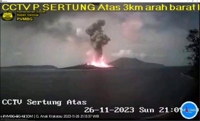 Gunung Anak Krakatau kembali mengalami erupsi sejak Minggu (26/11) hingga Senin (27/11). | Foto : Dok. Magma ESDM