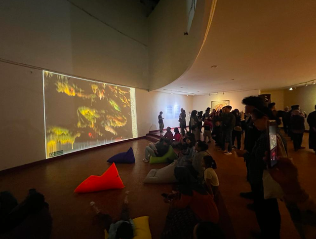 Para pengunjung menonton salah satu bagian dari pameran Sumonar 2023 di Museum Affandi. Foto: Maya P