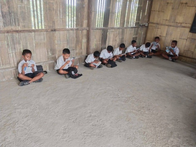 Keterangan foto:Puluhan siswa sekolah dasar Bora Blupur terpaksa mengikuti kegiatan belajar mengajar tanpa kursi dan meja, Senin (27/11/2023). 27 November 2023.Sumber foto:istimewa.