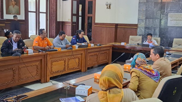 Audiensi Majelis Pekerja Buruh Indonesia (MPBI) soal penetapan UMP 2024 di Jogja. Foto: istimewa