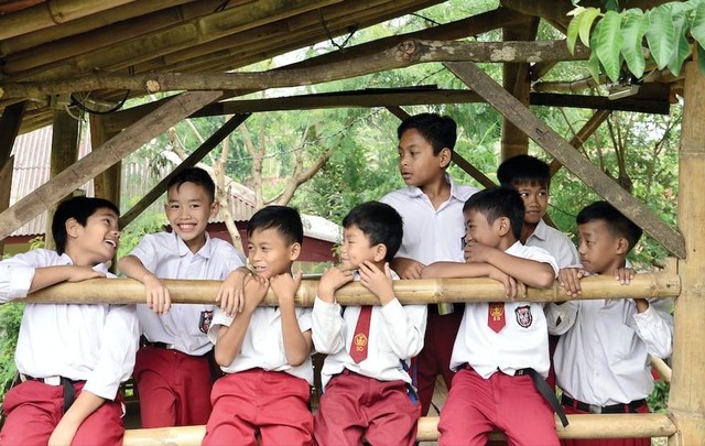 Tujuan Pemerintah Menerapkan Wajib Belajar 12 Tahun Merupakan Upaya untuk Mencerdaskan Bangsa  Sumber Unsplash/Bayu Syaits