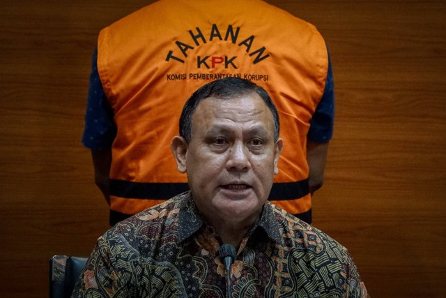 Ketua Komisi Pemberantasan Korupsi (KPK), Firli Bahuri menyampaikan keterangan terkait kasus dugaan suap dan gratifikasi di ruang konferensi pers KPK, Jakarta, Selasa (3/1/2023). Foto: Jamal Ramadhan/kumparan