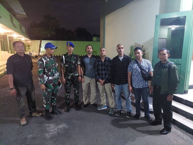 Dua anggota TNI, Praka JG dan Pratu VS (baju kotak-kotak) terlibat penyerangan Kantor Satpol PP Kota Denpasar berhasil ditangkap. Foto: Dok. Istimewa