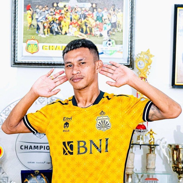 Osvaldo Haay berseragam Bhayangkara FC. Foto: Instagram @valdo_haay