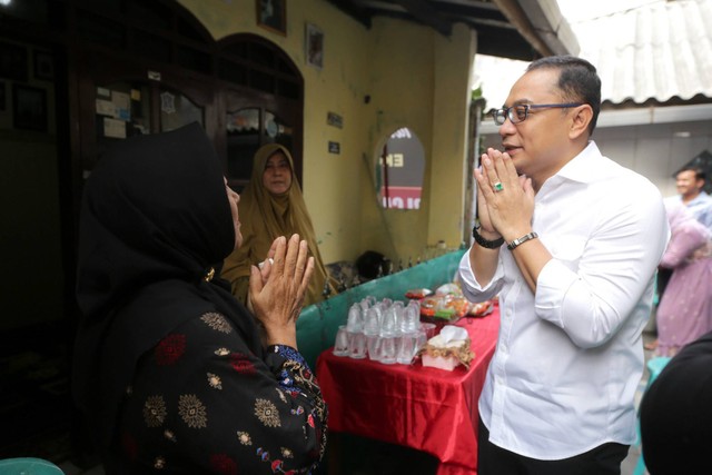 Wali Kota Surabaya Eri Cahyadi saat takziah ke rumah mendiang pe;awak Eko Londo. Foto: Diskominfo Surabaya