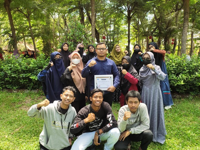 Pimpinan Komisariat IMM STAI Muhammadiyah Klaten mengadakan pelatihan fotografi untuk mahasiswa. Para peserta dan pemateri berfoto bersama seusai acara yang diselenggarakan pada Minggu (26/11) di Taman Lampion Klaten. Foto: Fadlil/Humas