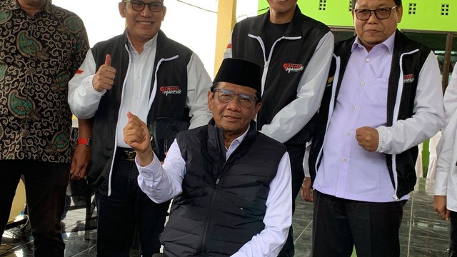 Cawapres nomor urut 3 Mahfud MD memulai rangkaian masa kampanye di Kota Sabang, Provinsi Aceh dengan disambut upacara adat pada Selasa (28/11/2023). Foto: Luthfi Humam/kumparan