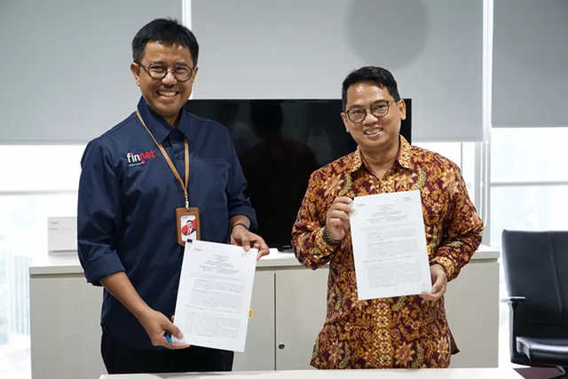 Puji Atmoko, Direktur Digital Business Finnet dan Iim Rusyamsi, Ketua Umum OK OCE Indonesia saat selesai menandatangani Perjanjian Kerja Sama (PKS) kedua belah pihak
