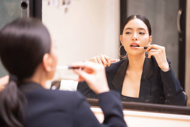 Ilustrasi perempuan memakai makeup. Foto: Twinsterphoto/Shutterstock