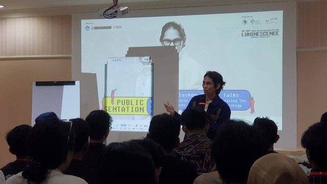 Sutradara film Indonesia Angga Dwimas Sasongko saat berikan paparan soal industri hiburan. Foto: Birgita/Tugu Jogja