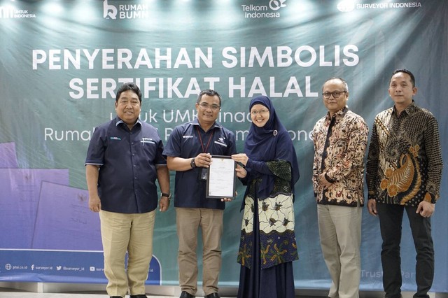 Kepala PMU Sertifikasi Surveyor Indonesia Afrinal (kedua dari kiri) menyerahkan simbolis sertifikat halal kepada perwakilan UMKM disaksikan Direktur Komersial Surveyor Indonesia Saifuddin Wijaya (paling kiri), Deputy EVP SOE Service Telkom, Fajar Wibawa (kedua dari kanan) dan SM Rumah BUMN Telkom Adrian Sani Harahap di Jakarta beberapa waktu yang lalu. Foto: dok. Telkom