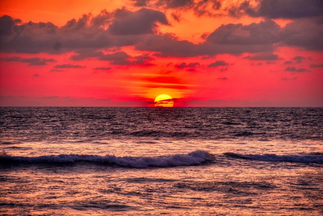 Ilustrasi Pantai Clumik Jepara. Unsplash/Sergio Mena F.