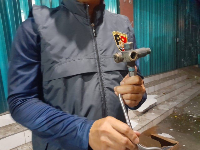Polisi menunjukkan patahan cylinder valve dari tabung gas maut di Sukabumi. Dok: kumparan