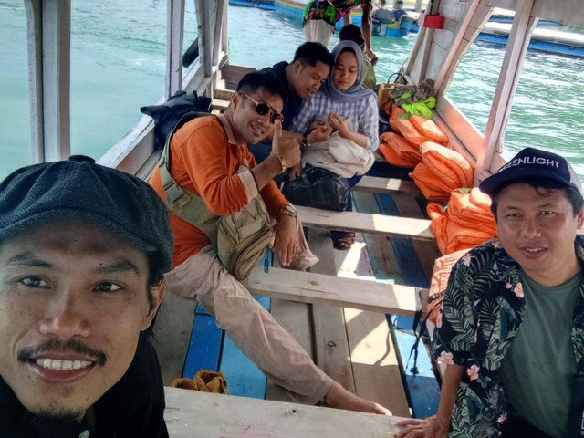 Dalmenda, Rinaldi dan penulis menuju Pulau Angso Duo Pariaman dengan menaiki perahu kecil. Foto: Penulis