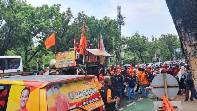 Massa Partai Buruh berdemo sekaligus kampanye di depan Balai Kota DKI Jakarta, Selasa (28/11/2023). Foto: Annisa Thahira Madina/kumparan