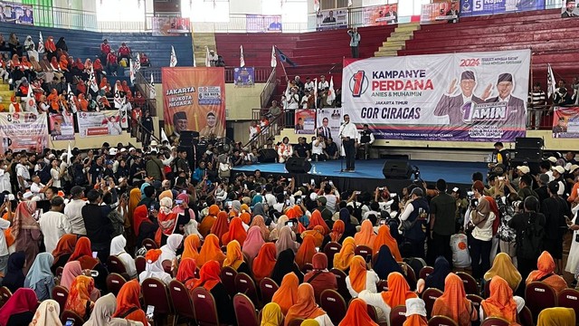 Capres nomor urut 1 Anies Baswedan saat kampanye di GOR Ciracas, Jakarta Timur, Selasa (28/11/2023). Foto: Haya Syahira/kumparan