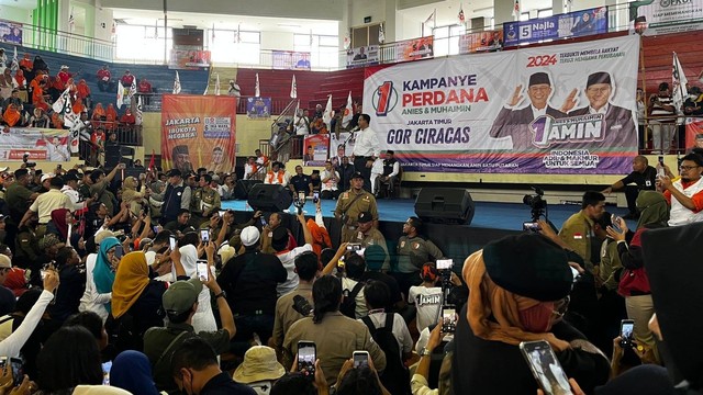 Capres nomor urut 1 Anies Baswedan saat kampanye di GOR Ciracas, Jakarta Timur, Selasa (28/11/2023). Foto: Haya Syahira/kumparan
