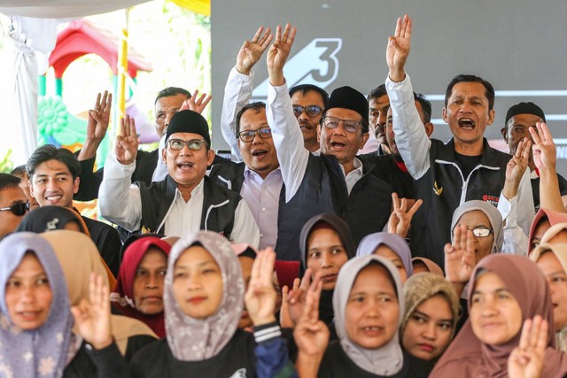 Calon Wakil Presiden nomor urut 3 Mahfud MD (tengah) berfoto bersama dengan warga saat melakukan kampanye perdana di Desa Jaboi, Sabang, Aceh, Selasa (28/11/2023). Foto: Asprilla Dwi Adha/ANTARA FOTO