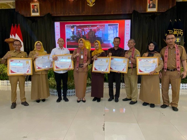 Kepala Dinas Pendidikan Kalbar Bersama dengan Enam Sekolah yang Dikukuhkan Sebagai Sekolah Sadar Hukum. Foto: Yulia Ramadhiyanti/Hi!Pontianak