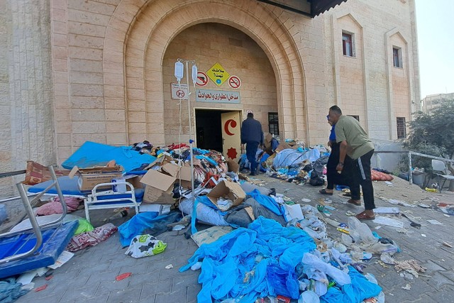 Peralatan medis berserakan di luar Rumah Sakit Indonesia di Jalur Gaza utara. Foto: Mohammad AHMAD / AFP