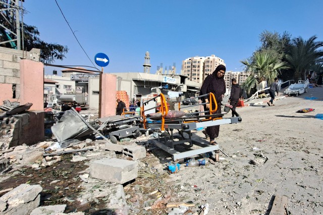 Warga berjalan di dekat Rumah Sakit Indonesia di Jalur Gaza utara. Foto: Mohammad AHMAD / AFP