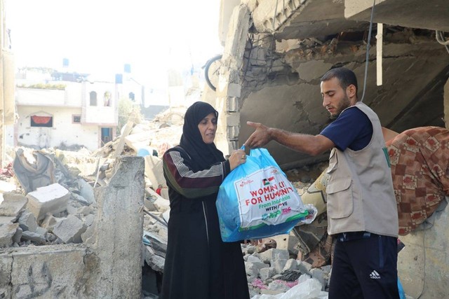 DMC Dompet Dhuafa bersama mitra dengan dukungan dari masyarakat, mampu menyalurkan 1.000 paket sanitasi perempuan yang telah didistribusikan di wilayah Gaza bagian utara