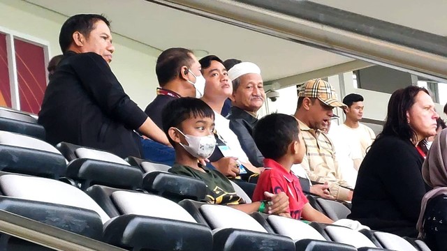 Cawapres Gibran Rakabuming Raka ajak Gusti Mangkunegoro X nonton semifinal Piala Dunia U-17 2023 di Stadion Manahan, Solo, Jawa Tengah, Selasa (28/11/2023). Foto: kumparan