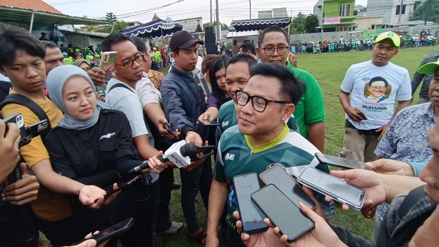 Cawapres Muhaimin Iskandar atau Cak Imin saat bermain sepak bola dengan para pemain legenda Persebaya Surabaya di Lapangan Wedoro, Waru, Kabupaten Sidoarjo, Selasa (28/11/2023). Foto: Farusma Okta Verdian/kumparan