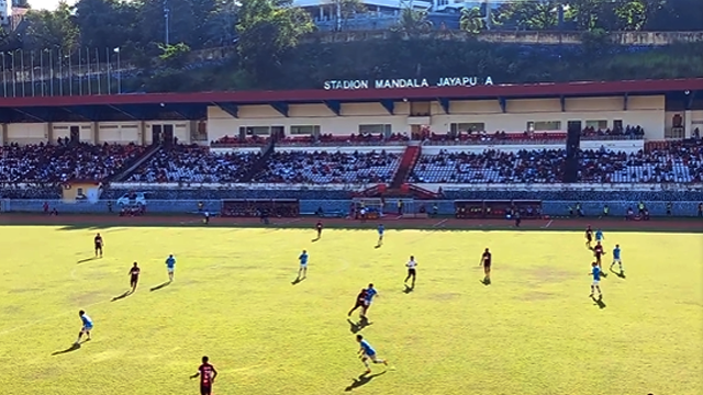 Laga Persipura Jayapura melawan Sulut United di Stadion Mandala, Selasa (28/11).