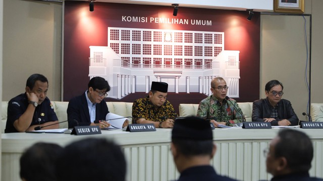 Ketua KPU RI Hasyim Asyari bersama anggota KPU menggelar konferensi pers terkait perkembangan logistik dan masalah hukum pemilu 2024 di Kantor KPU RI, Jakarta, Selasa (28/11/2023). Foto: Iqbal Firdaus/kumparan