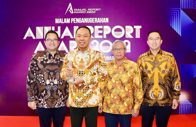 Direktur Utama Jasa Raharja Rivan A. Purwantono (kedua kiri) menerima penghargaan Annual Report Award 2022 didampingi Direktur Kepatuhan dan Manajemen Risiko Jasa Raharja Harwan Muldidarmawan (kiri), Komisaris Independen Jasa Raharja Eko Suwardi (ketiga kiri), dan Direktur Keuangan Jasa Raharja Bayu Rafisukmawan (kanan) di Jakarta Main Hall, Bursa Efek Indonesia, Senin (27/11/2023). Foto: Jasa Raharja