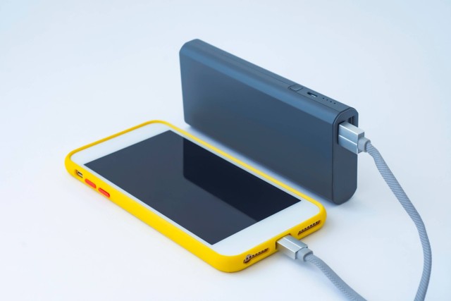 Ilustrasi power bank. Foto: VADISH ZAINER/Shutterstock