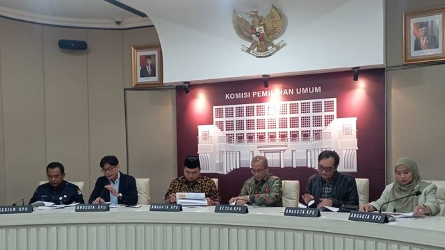 Ketua KPU Hasyim Asy'ari beserta Sekjen KPU dan sejumlah Komisioner KPU melakukan konferensi pers di Gedung KPU, Jakarta Pusat, Selasa (28/11/2023). Foto: Fadlan/kumparan