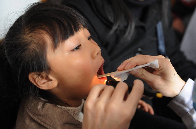 Seorang anak menjalani pemeriksaan penyakit Pneumonia di sebuah rumah sakit di Hefei, provinsi Anhui, Tiongkok. Foto: AFP