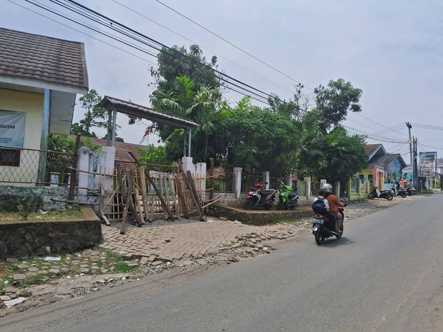 Suasana SD Negeri Kuranji di Kecamatan Taktakan, Kota Serang, yang disegel ahli waris, Selasa (28/11). Foto: Dok. Istimewa