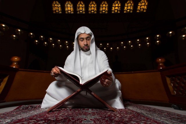 Bacaan sholawat Jibril latin, Arab, dan terjemahannya adalah selawat yang perlu diketahui umat Islam. Foto: Pexels.com